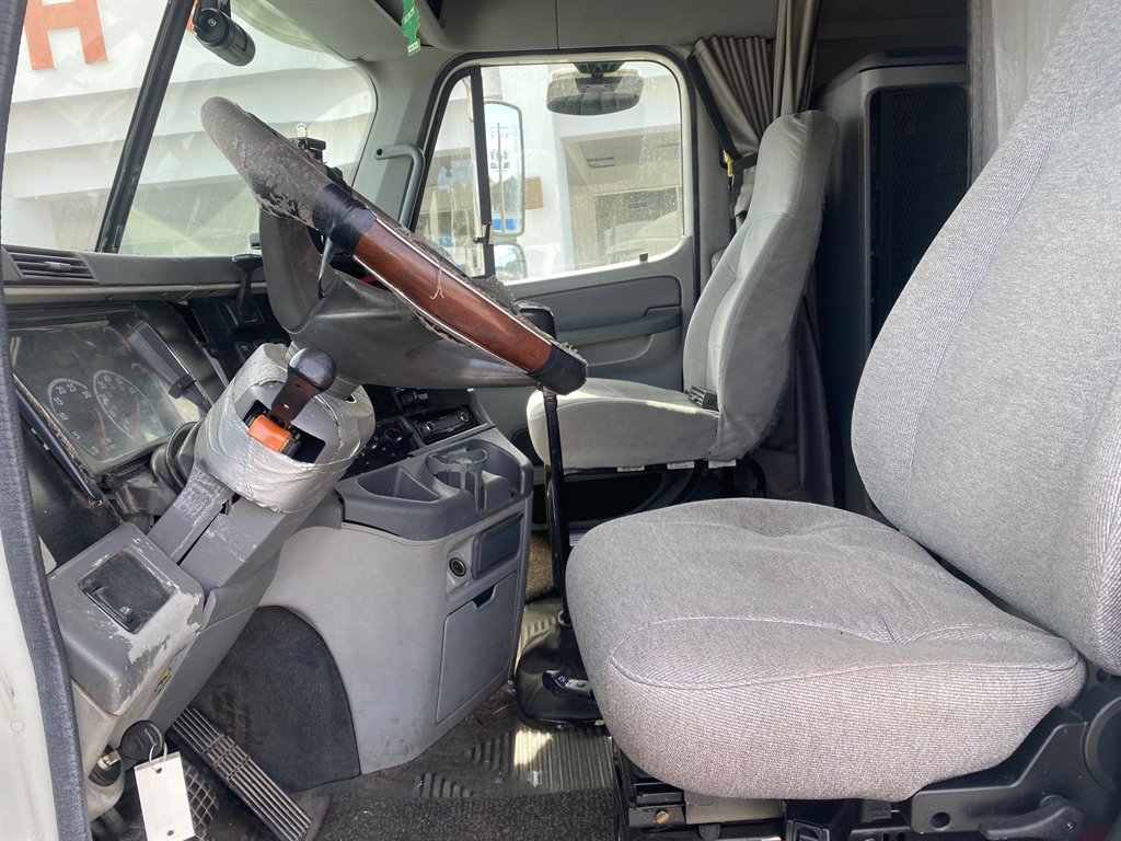 2004 Freightliner Columbia photo 9
